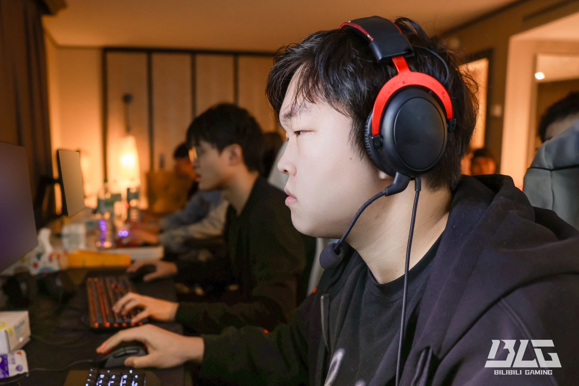 椅行业未来助力玩家享受极致体验瓦力棋牌傲风以技术创新引领电竞(图4)