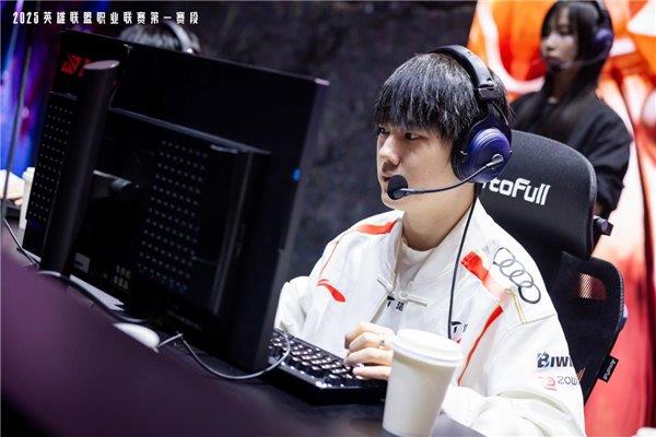 026年英雄联盟职业联赛 为玩家带来超凡体验瓦力娱乐棋牌无畏竞巅峰！傲风携手2025-2(图3)