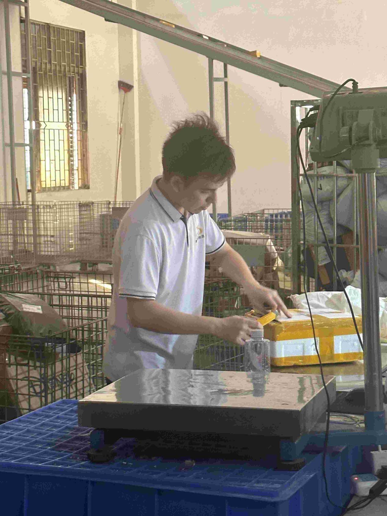 脑椅如何安全集运？实测3层防护方案瓦力娱乐棋牌香港人网购大件真相：电(图3)